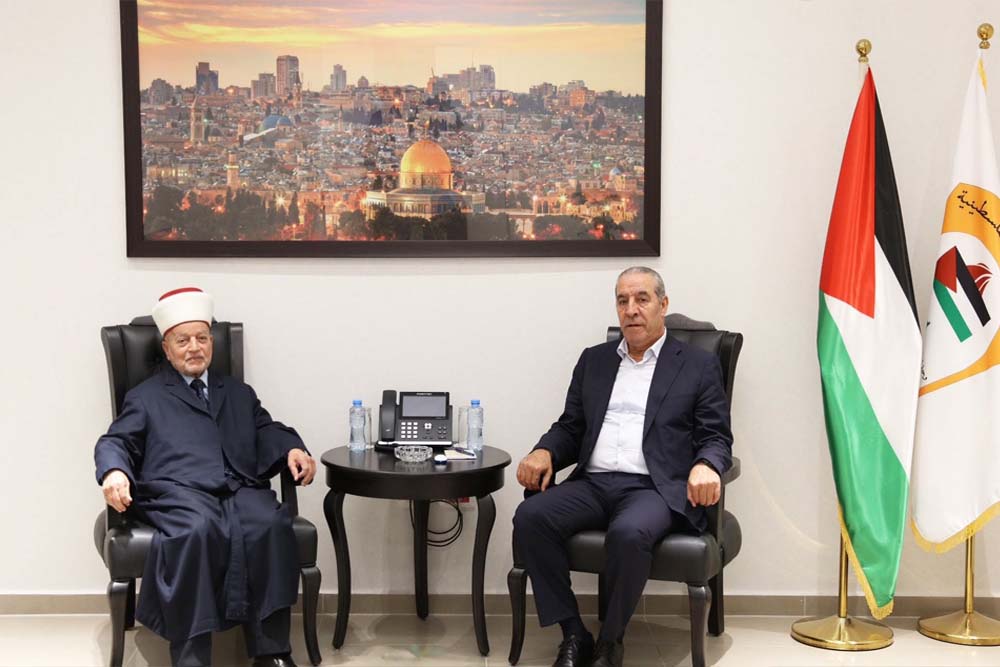 الشيخ يبحث مع المفتي العام التطورات بالأقصى ويحذر من مخططات الاحتلال