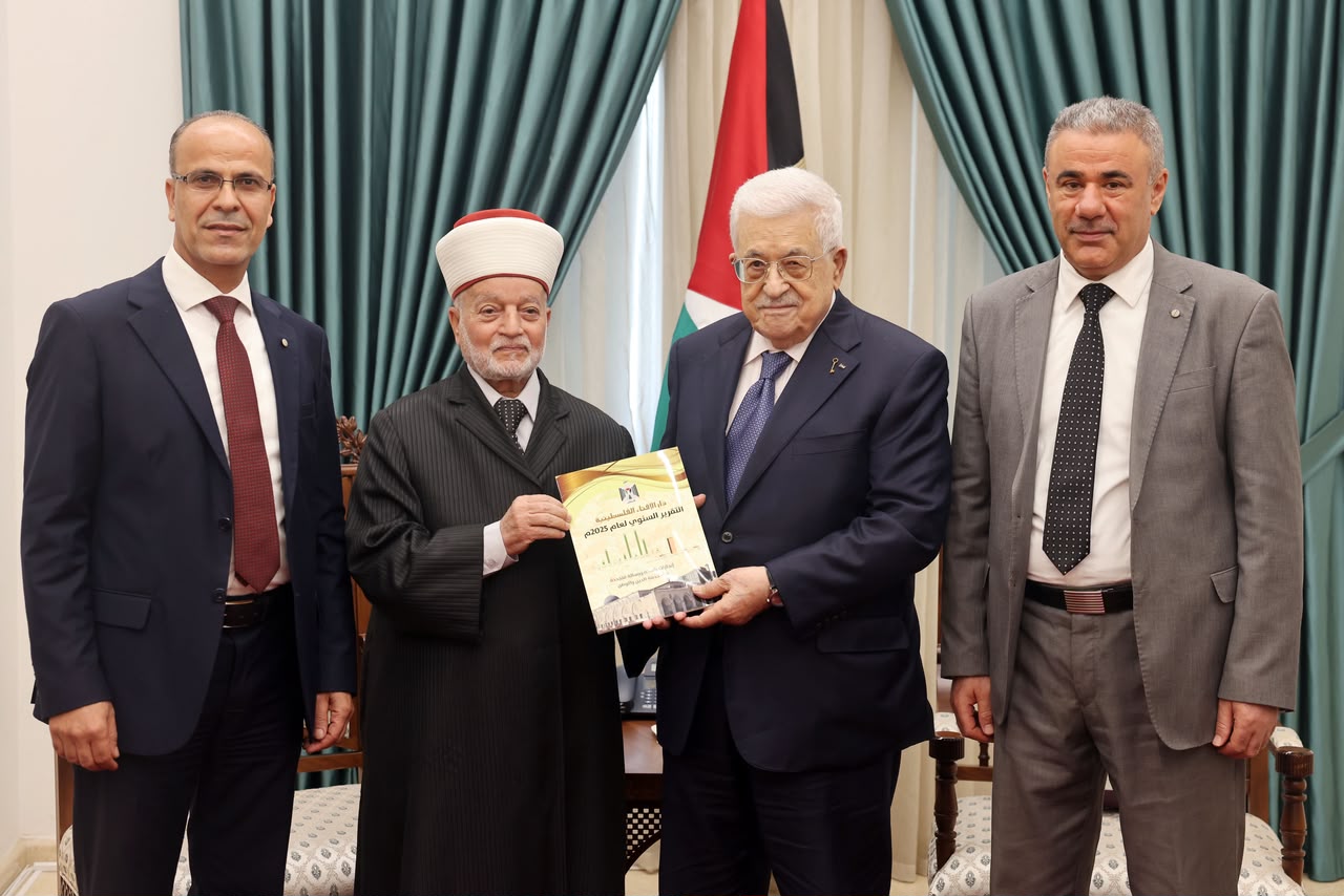 الرئيس يتسلم التقرير السنوي لدار الإفتاء الفلسطينية لعام 2025